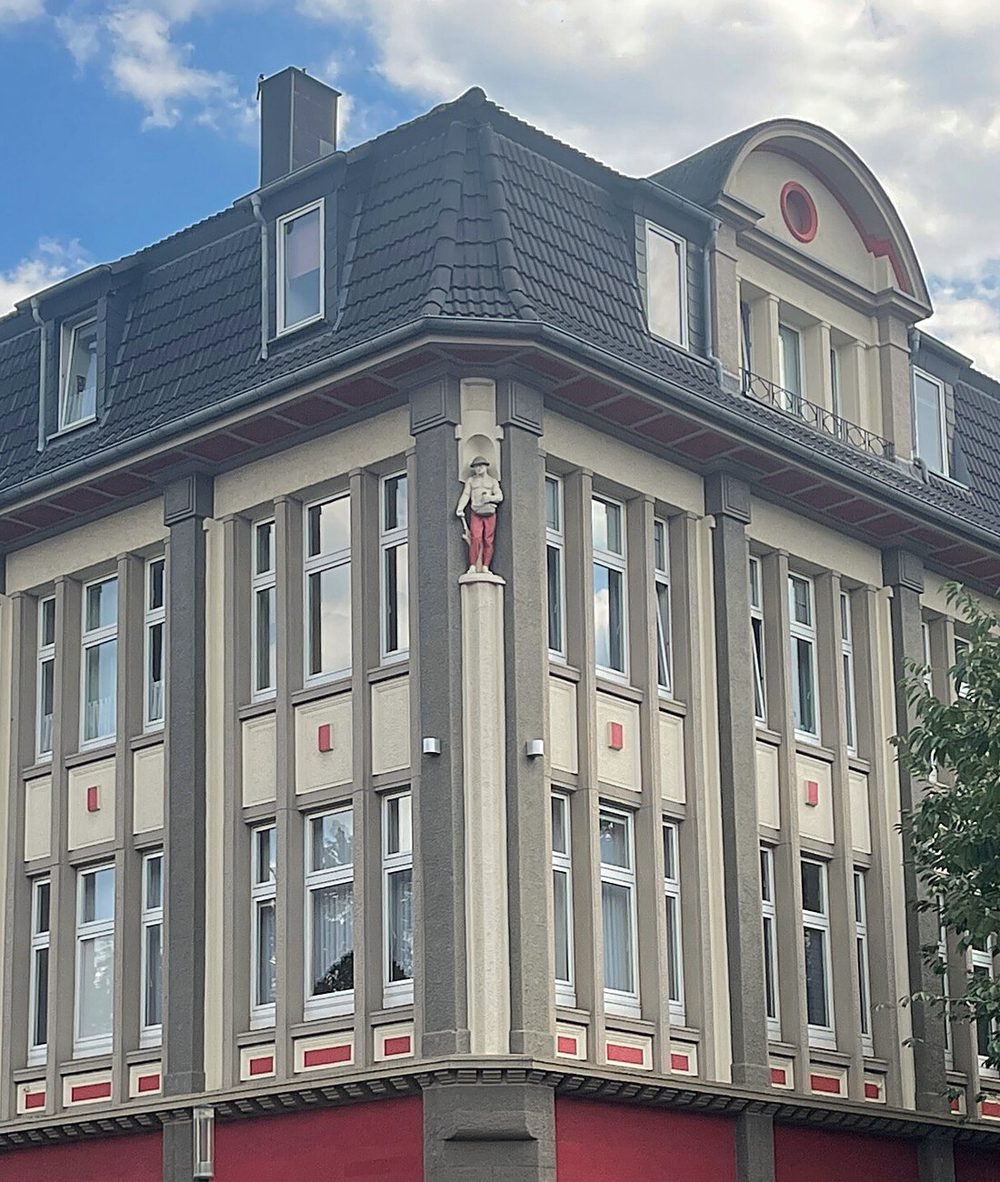 Historische Eckfassade mit Bergmanns-Figur aus dem Immobido-Bestand